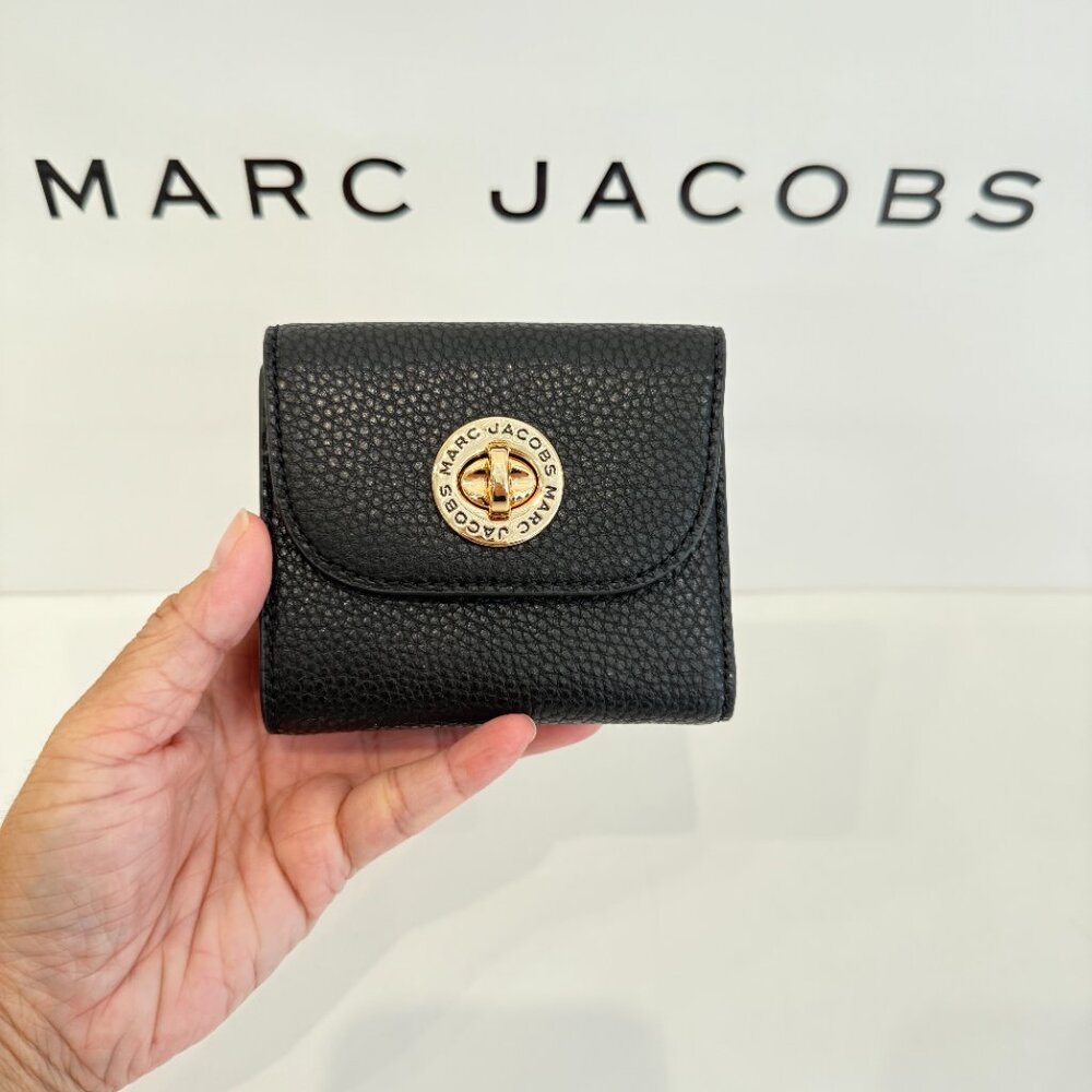 Marc Jacobs 4R5SMP029S01 Bifold Turnlock Wallet Leather ‼️